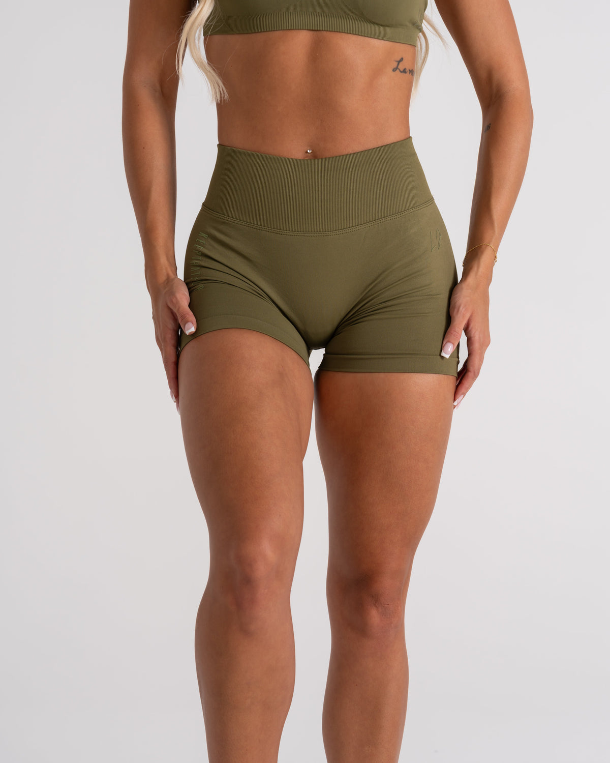 LJ V-BACK SCRUNCH SHORTS - DARK KHAKI GREEN