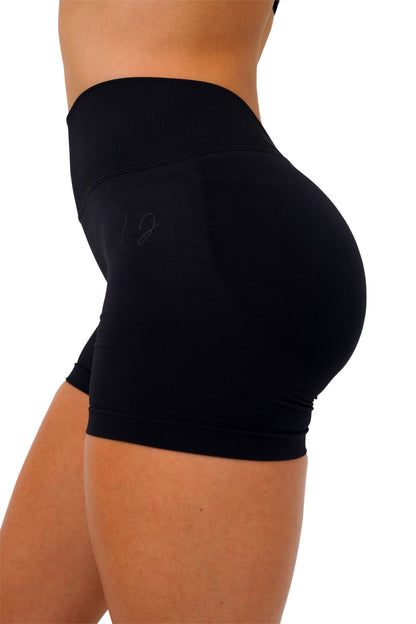 LJ V-BACK SCRUNCH SHORTS - BLACK