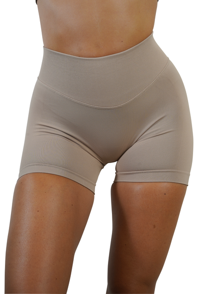 RECOIL HIGH WAIST SCRUNCH SHORTS - LATTE